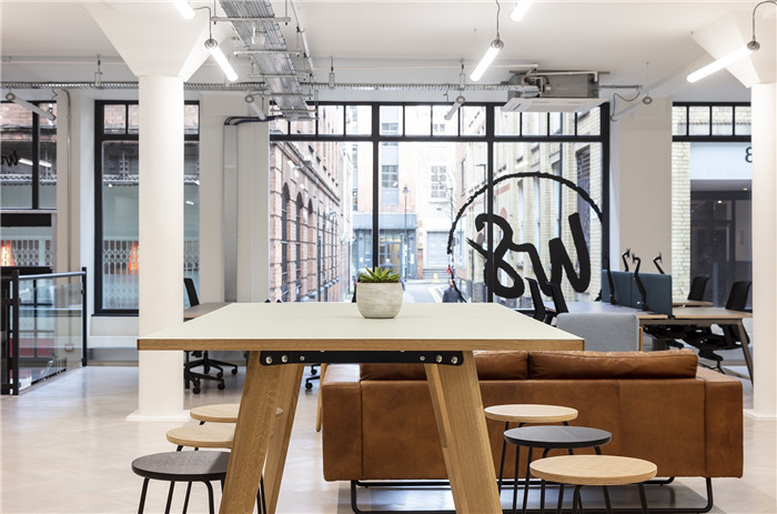 配套展示功能的國外家具設(shè)計公司辦公室裝修實(shí)景圖