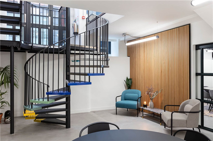 配套展示功能的國外家具設(shè)計公司辦公室裝修實(shí)景圖