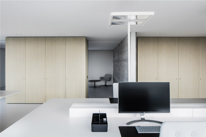 公寓改辦公  干凈明亮的公寓開發(fā)商辦公室裝修設計方案賞析