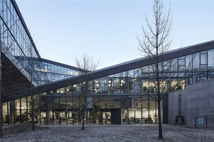 開放式多元化實(shí)力文化傳媒集團(tuán)辦公樓設(shè)計(jì)裝修實(shí)景圖