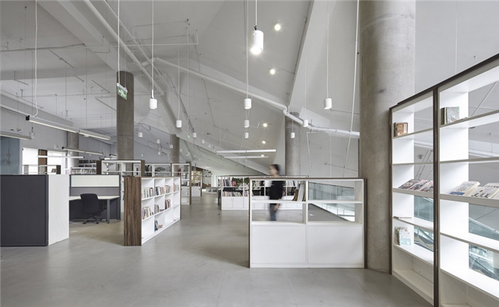 開放式多元化實(shí)力文化傳媒集團(tuán)辦公樓設(shè)計(jì)裝修實(shí)景圖