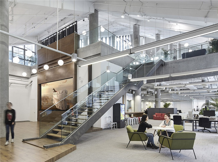 開放式多元化實(shí)力文化傳媒集團(tuán)辦公樓設(shè)計(jì)裝修實(shí)景圖