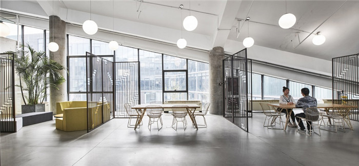 開放式多元化實(shí)力文化傳媒集團(tuán)辦公樓設(shè)計(jì)裝修實(shí)景圖