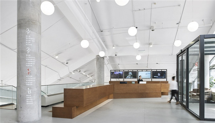 開放式多元化實(shí)力文化傳媒集團(tuán)辦公樓設(shè)計(jì)裝修實(shí)景圖