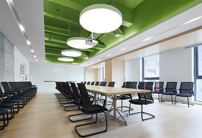 綠色多元化的大型裝飾集團(tuán)總部辦公樓會議室裝修設(shè)計(jì)方案