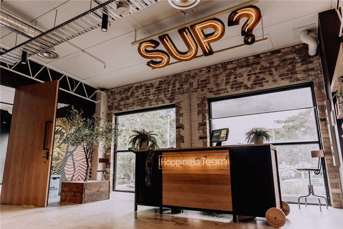 現(xiàn)代時(shí)尚風(fēng)設(shè)計(jì)公司辦公室裝修實(shí)景圖