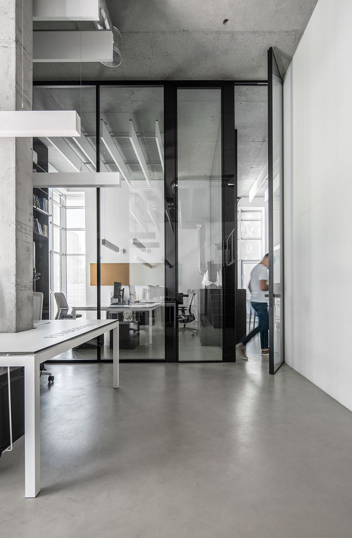 烏克蘭極簡黑白灰辦公室裝修設(shè)計案例賞析
