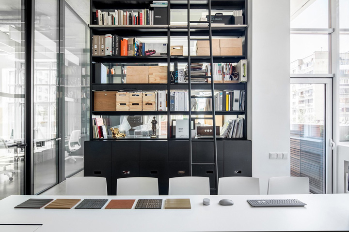 烏克蘭極簡黑白灰辦公室裝修設(shè)計案例賞析