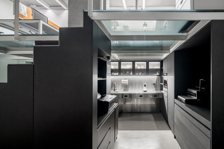 烏克蘭極簡黑白灰辦公室裝修設(shè)計案例賞析