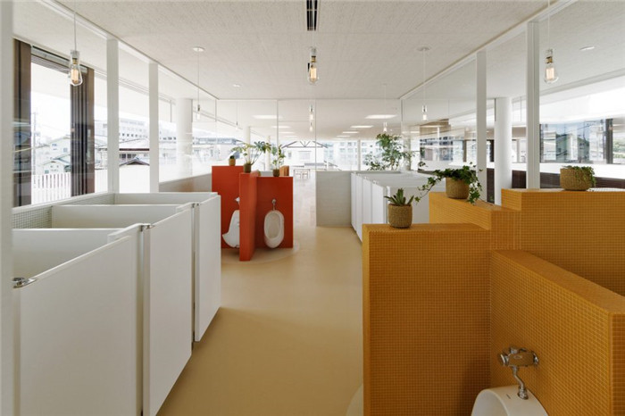 熊本縣明亮開放的幼兒園衛(wèi)生間裝修設計 熊本縣明亮開放的幼兒園衛(wèi)生間裝修設計