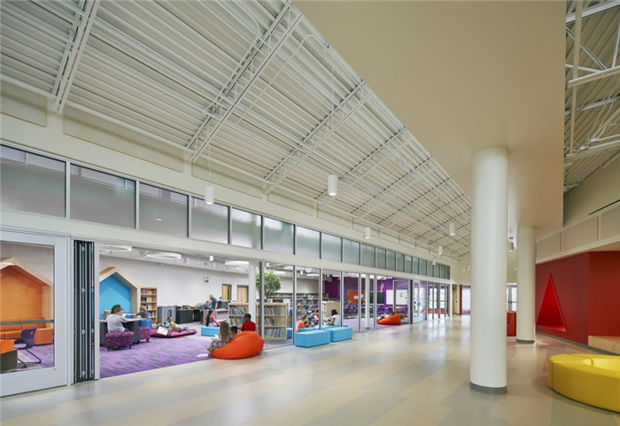 靈活治愈系的國外特殊兒童公立學?；顒訁^(qū)裝修設計