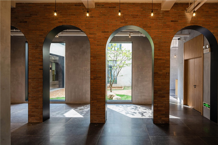 純粹簡(jiǎn)約風(fēng)的心流幼兒園拱門(mén)裝修設(shè)計(jì)效果圖