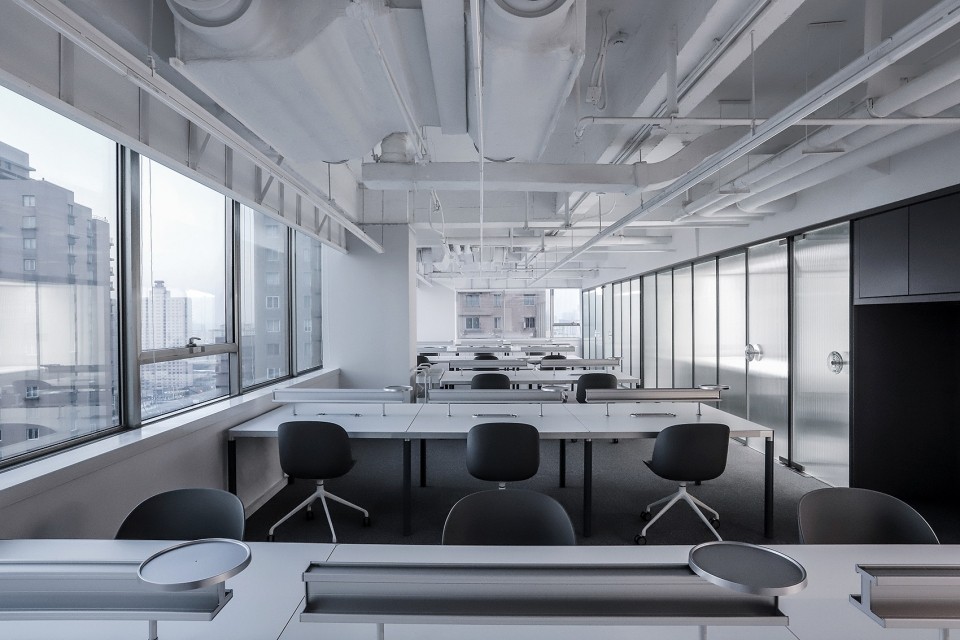 金屬風辦公室辦公區(qū)裝修 金屬風辦公室辦公區(qū)裝修