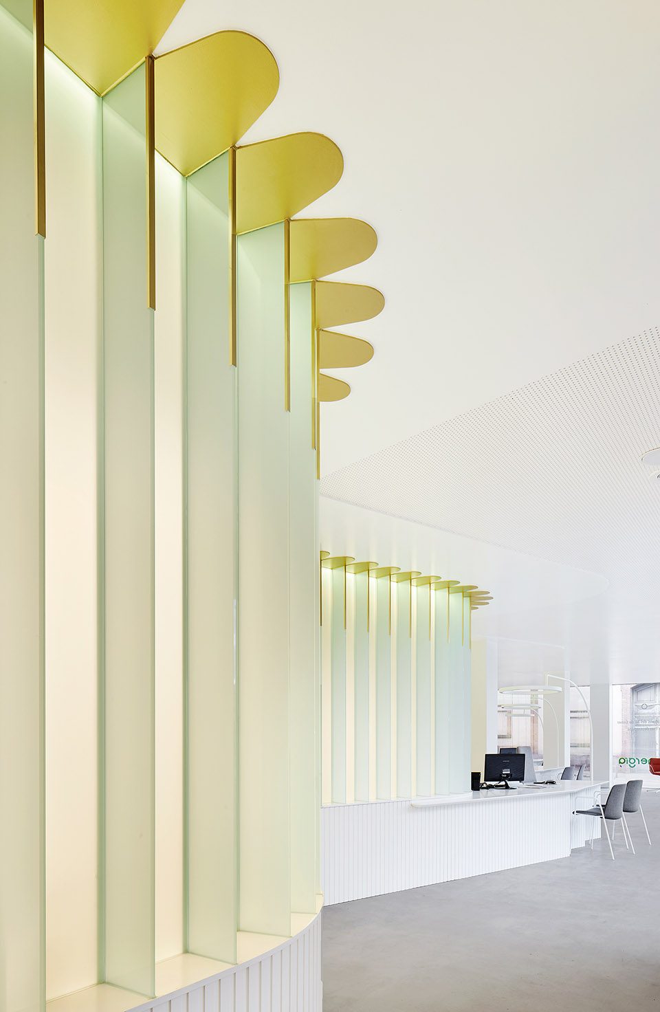 金色裝飾物固定于天花板上 金色裝飾物固定于天花板上