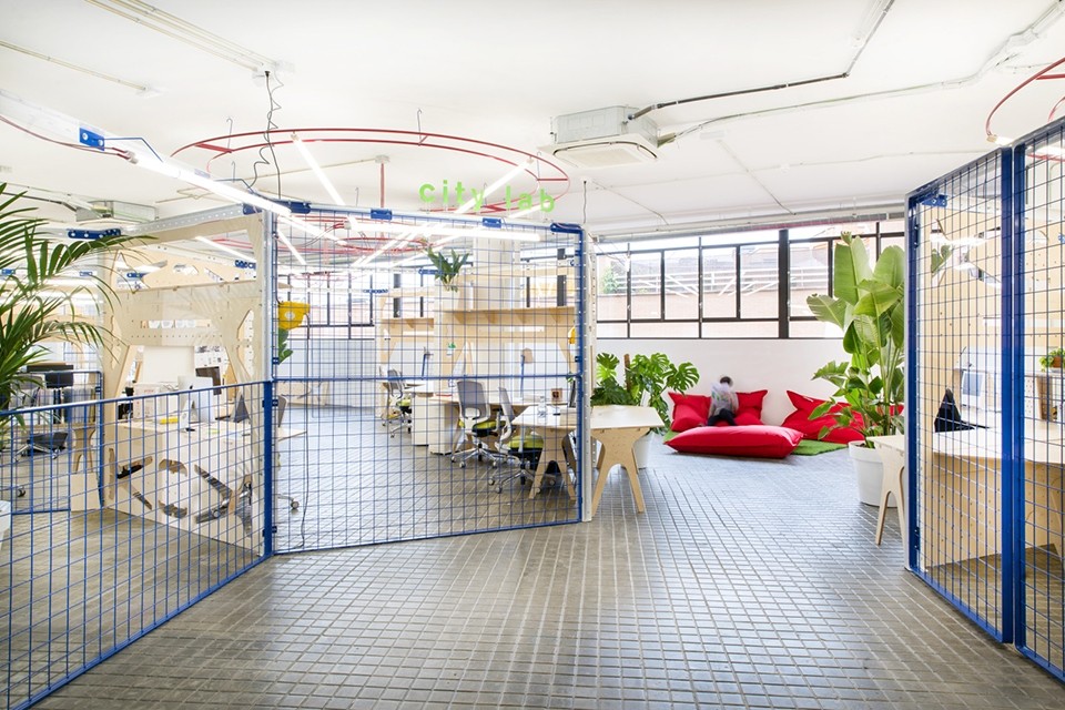 國(guó)外創(chuàng)新辦公室過(guò)道裝修