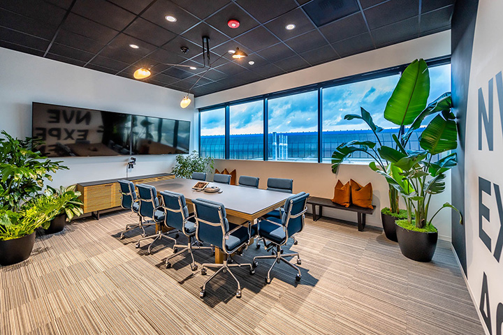 展現(xiàn)多元工作文化的國(guó)外廣告策劃公司會(huì)議室裝修設(shè)計(jì)方案 展現(xiàn)多元工作文化的國(guó)外廣告策劃公司會(huì)議室裝修設(shè)計(jì)方案