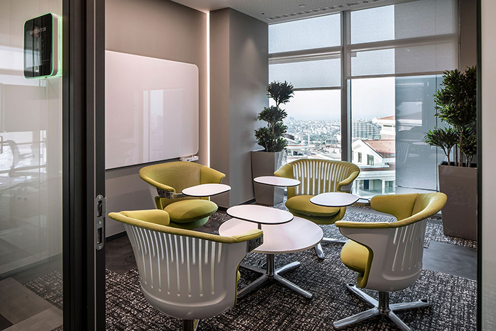 年輕多元的國(guó)外大型軟件科技公司小型接待室裝修設(shè)計(jì)