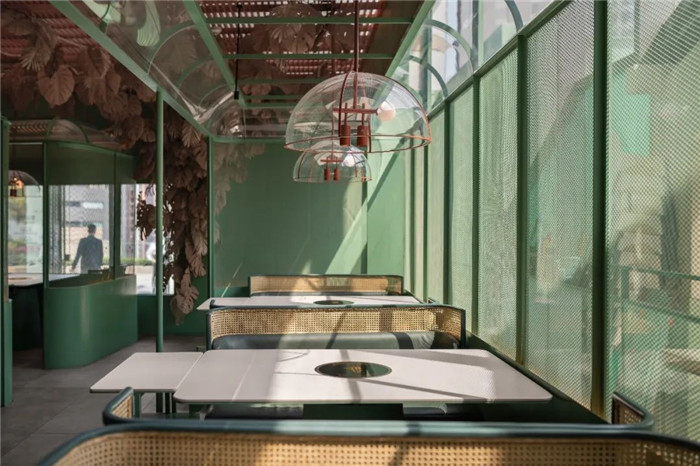 薄荷綠色系清新自然的特色火鍋店裝修設(shè)計實景圖