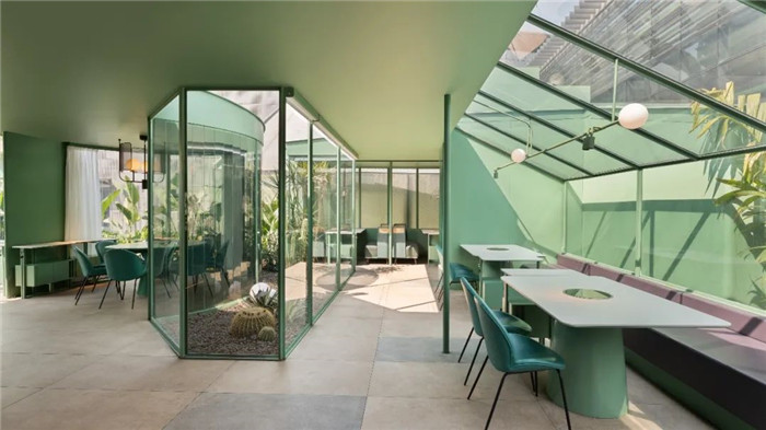 薄荷綠色系清新自然的特色火鍋店裝修設(shè)計實景圖