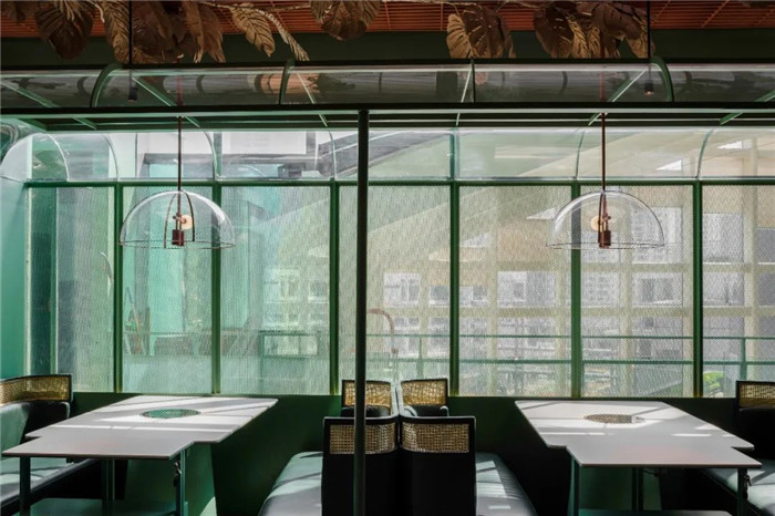 薄荷綠色系清新自然的特色火鍋店裝修設(shè)計實景圖