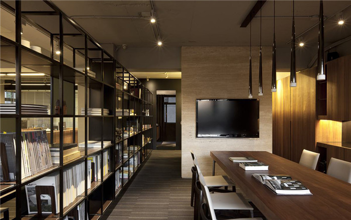 鄭州200平休閑工業(yè)風辦公室書架隔斷裝修設計案例實景圖