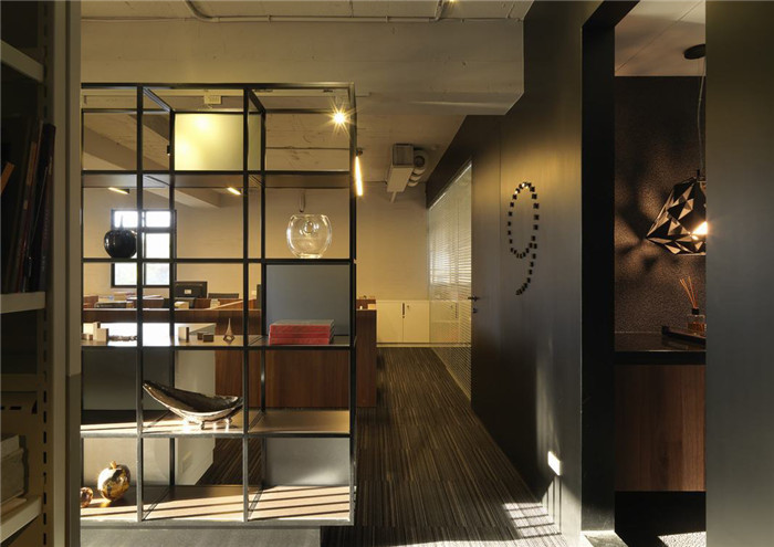 鄭州200平休閑工業(yè)風辦公室走廊裝修設計方案實景圖