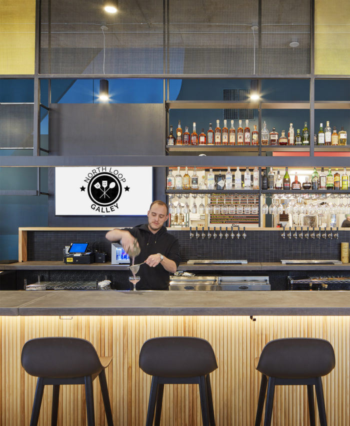 國(guó)外溫暖明亮的工業(yè)風(fēng)美食廣場(chǎng)裝修設(shè)計(jì)案例