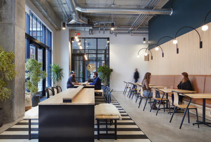 國(guó)外溫暖明亮的工業(yè)風(fēng)美食廣場(chǎng)裝修設(shè)計(jì)案例