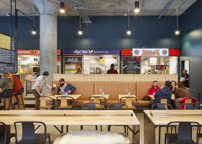 國(guó)外溫暖明亮的工業(yè)風(fēng)美食廣場(chǎng)裝修設(shè)計(jì)實(shí)景圖