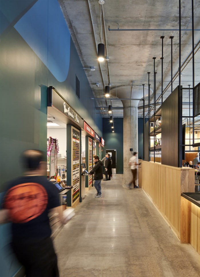 國(guó)外溫暖明亮的工業(yè)風(fēng)美食廣場(chǎng)裝修設(shè)計(jì)實(shí)景圖