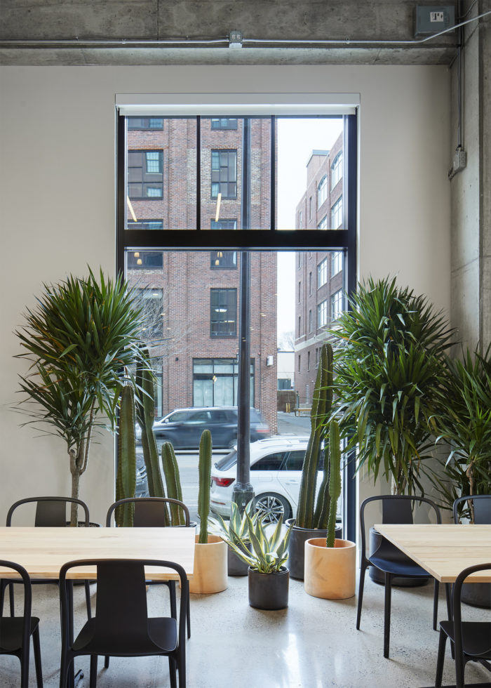 國(guó)外溫暖明亮的工業(yè)風(fēng)美食廣場(chǎng)裝修設(shè)計(jì)實(shí)景圖