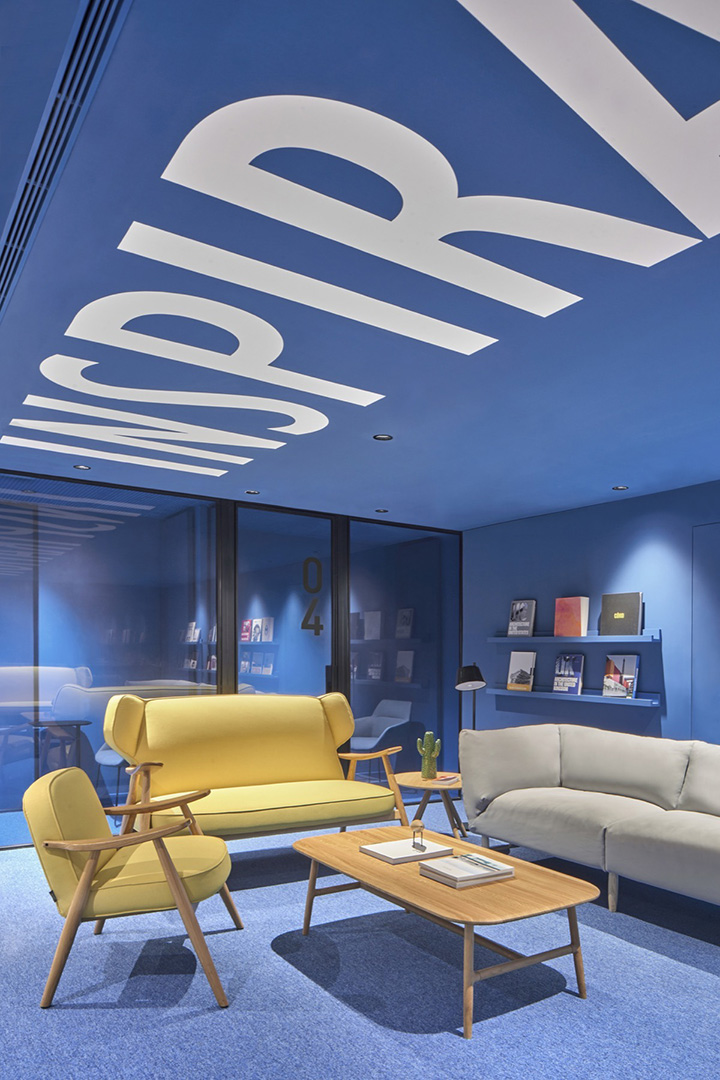 配色很驚艷的金融公司時尚辦公室裝修設(shè)計實景圖