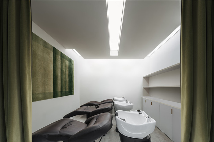 100平極簡(jiǎn)工業(yè)風(fēng)美發(fā)店洗發(fā)區(qū)裝修設(shè)計(jì)實(shí)景圖 100平極簡(jiǎn)工業(yè)風(fēng)美發(fā)店洗發(fā)區(qū)裝修設(shè)計(jì)實(shí)景圖