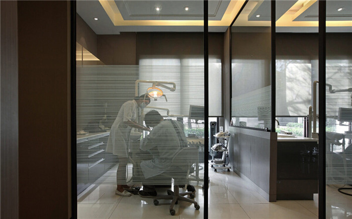 現(xiàn)代輕奢風(fēng)300平牙科診所治療室裝修設(shè)計(jì)實(shí)景圖 現(xiàn)代輕奢風(fēng)300平牙科診所治療室裝修設(shè)計(jì)實(shí)景圖