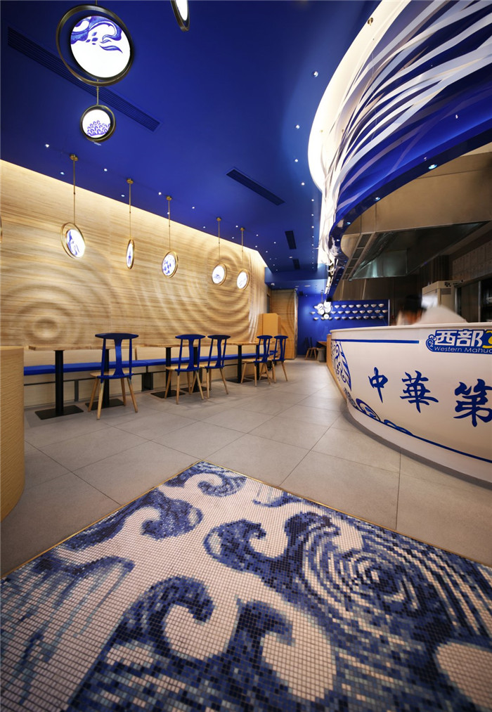 時尚新潮的西部馬華拉面館裝修設(shè)計案例實景圖 時尚新潮的西部馬華拉面館裝修設(shè)計案例實景圖