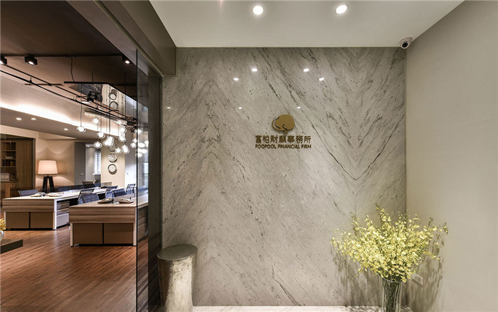 鄭州高端國際金融公司辦公室前臺背景墻裝修實(shí)景圖 鄭州高端國際金融公司辦公室前臺背景墻裝修實(shí)景圖