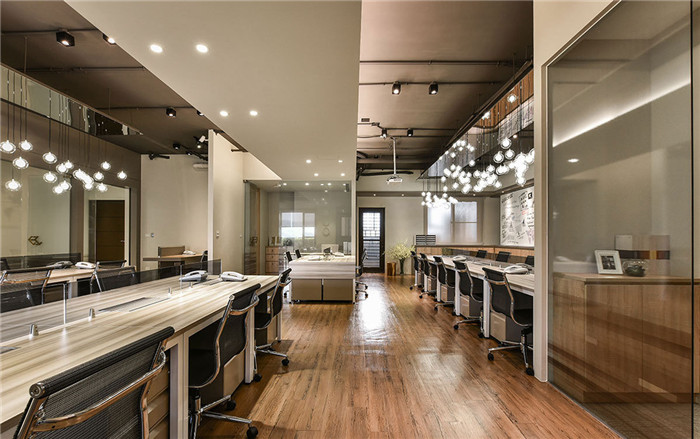 鄭州高端國際金融公司辦公室敞開辦公區(qū)裝修實(shí)景圖 鄭州高端國際金融公司辦公室敞開辦公區(qū)裝修實(shí)景圖