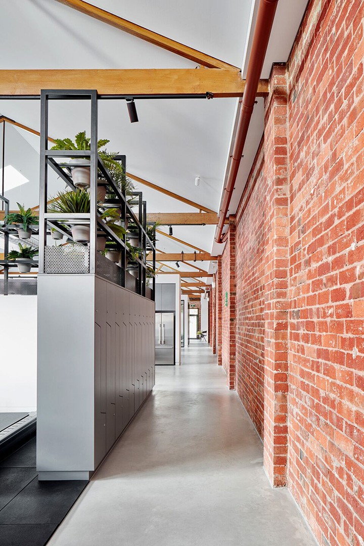 國外設(shè)計公司摩登工業(yè)風舊廠房改造辦公室走廊裝修案例 國外設(shè)計公司摩登工業(yè)風舊廠房改造辦公室走廊裝修案例