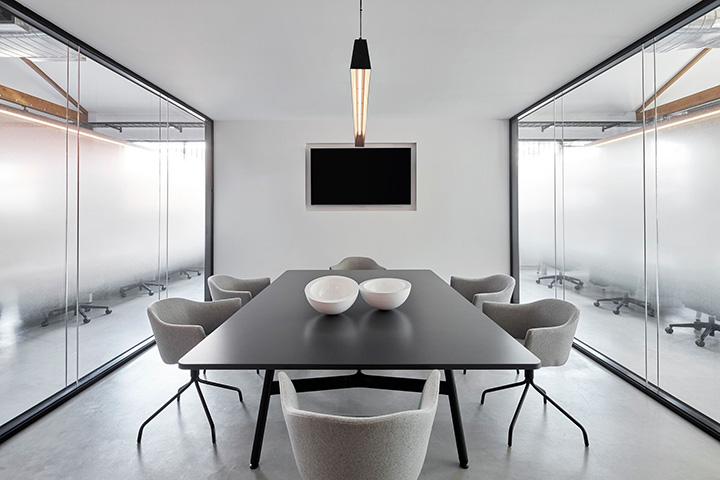 國外設(shè)計公司摩登工業(yè)風舊廠房改造辦公室會議室裝修設(shè)計方案 國外設(shè)計公司摩登工業(yè)風舊廠房改造辦公室會議室裝修設(shè)計方案