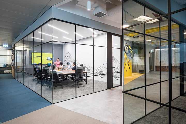 時尚多元化IT公司香港總部辦公室玻璃隔斷裝修設(shè)計方案 時尚多元化IT公司香港總部辦公室玻璃隔斷裝修設(shè)計方案