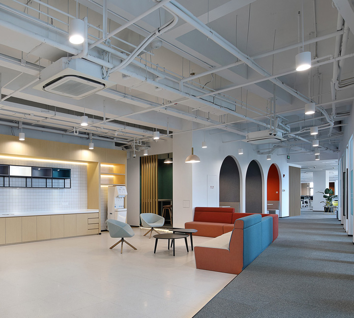 中國最大的在線理財(cái)教育機(jī)構(gòu)辦公樓前臺(tái)休閑區(qū)裝修設(shè)計(jì)方案 中國最大的在線理財(cái)教育機(jī)構(gòu)辦公樓前臺(tái)休閑區(qū)裝修設(shè)計(jì)方案