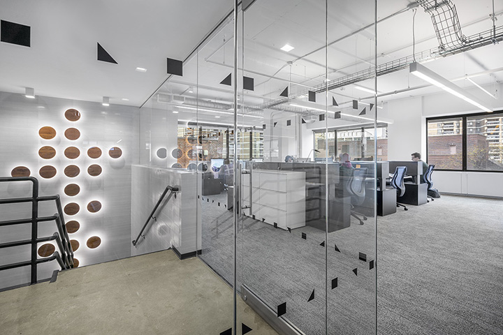 時(shí)尚靈動(dòng)的財(cái)富商業(yè)雜志公司辦公室玻璃隔斷裝修設(shè)計(jì)方案 時(shí)尚靈動(dòng)的財(cái)富商業(yè)雜志公司辦公室玻璃隔斷裝修設(shè)計(jì)方案