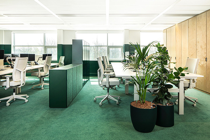 Aidsfonds如彩虹般絢爛的時(shí)尚辦公室敞開辦公區(qū)裝修設(shè)計(jì)方案