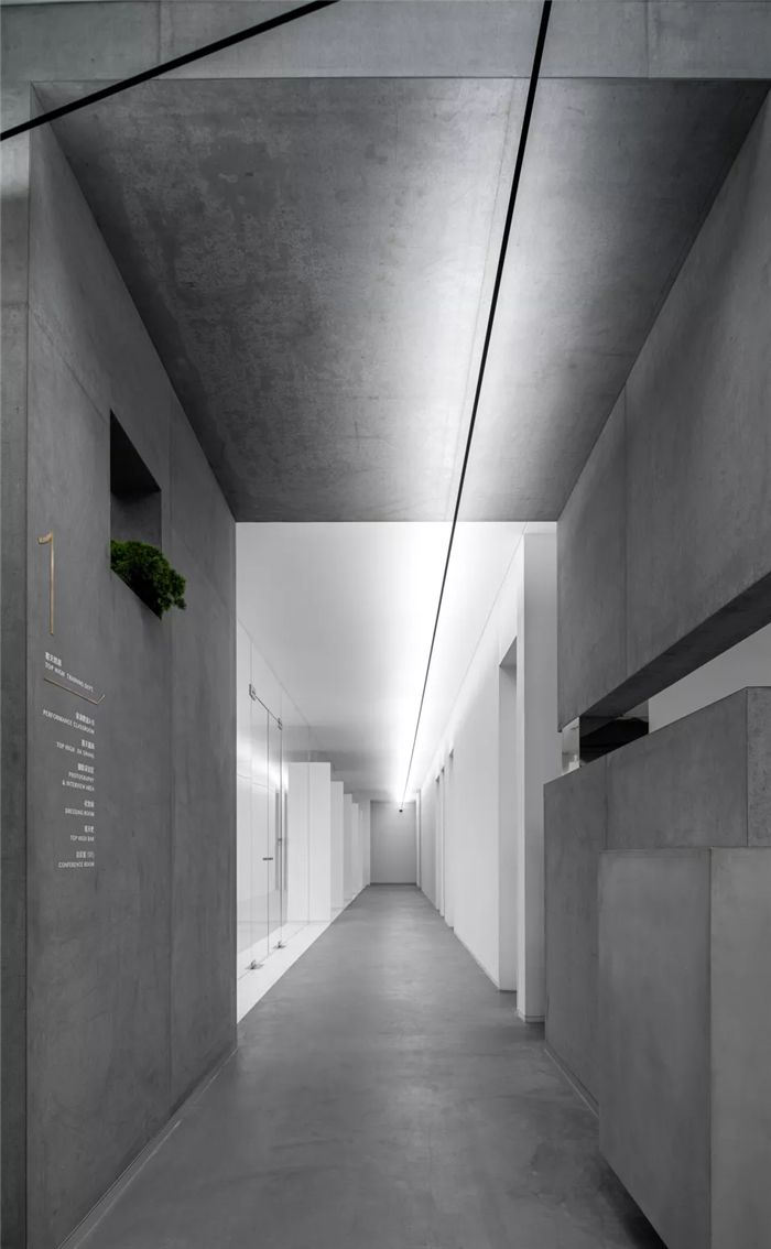 辦公樓走廊設(shè)計(jì)-超藝術(shù)的國內(nèi)知名經(jīng)紀(jì)影視公司辦公樓裝修設(shè)計(jì)方案 辦公樓走廊設(shè)計(jì)-超藝術(shù)的國內(nèi)知名經(jīng)紀(jì)影視公司辦公樓裝修設(shè)計(jì)方案