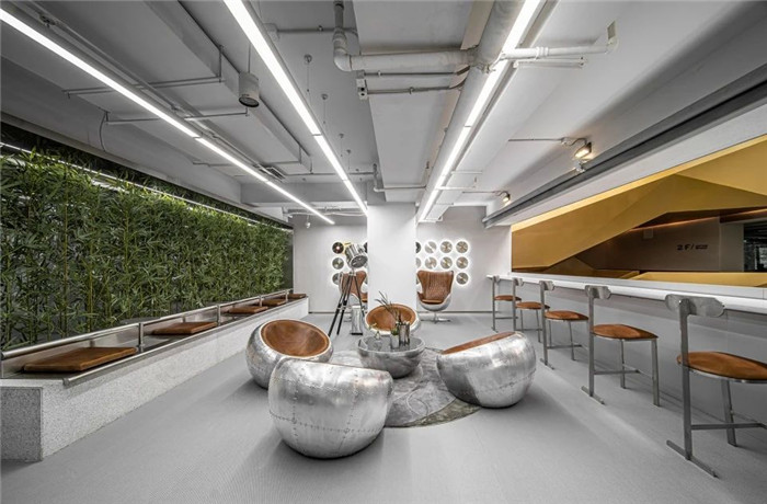 員工休閑區(qū)裝修設(shè)計-超炫酷的異次元主題集團總部辦公大樓裝修設(shè)計實景圖 員工休閑區(qū)裝修設(shè)計-超炫酷的異次元主題集團總部辦公大樓裝修設(shè)計實景圖