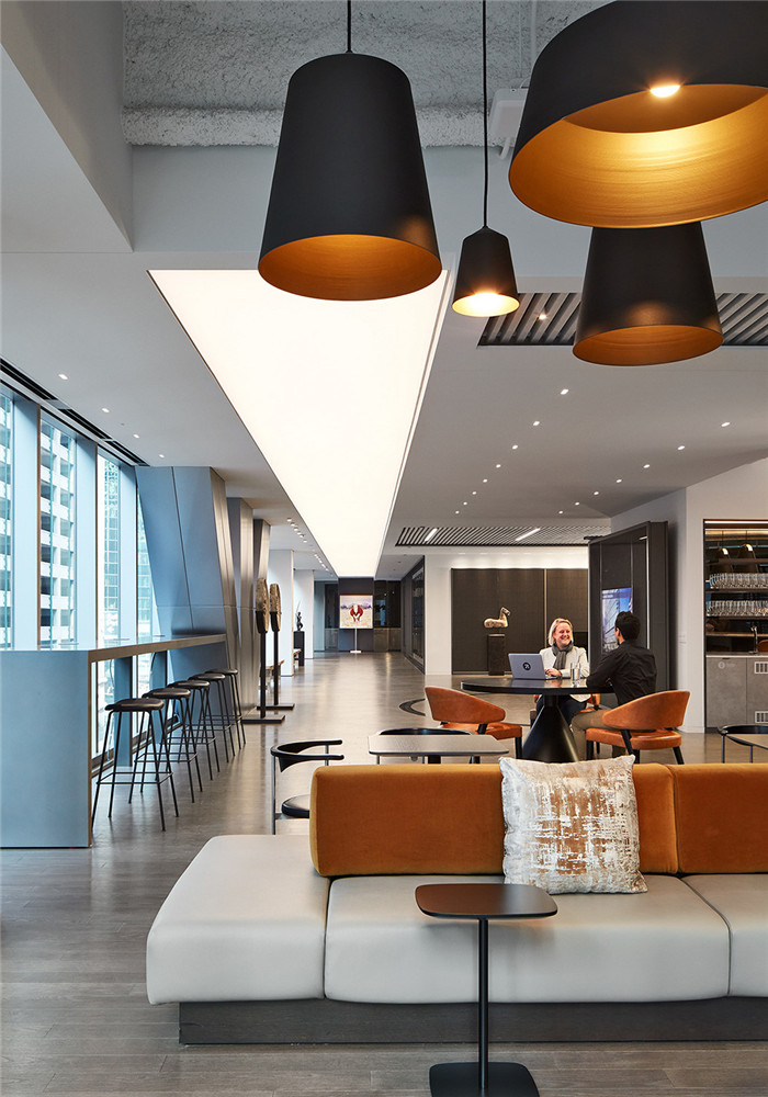 多元化工位裝修設(shè)計(jì)-如藝術(shù)畫廊般高品質(zhì)房地產(chǎn)開發(fā)公司辦公樓裝修方案