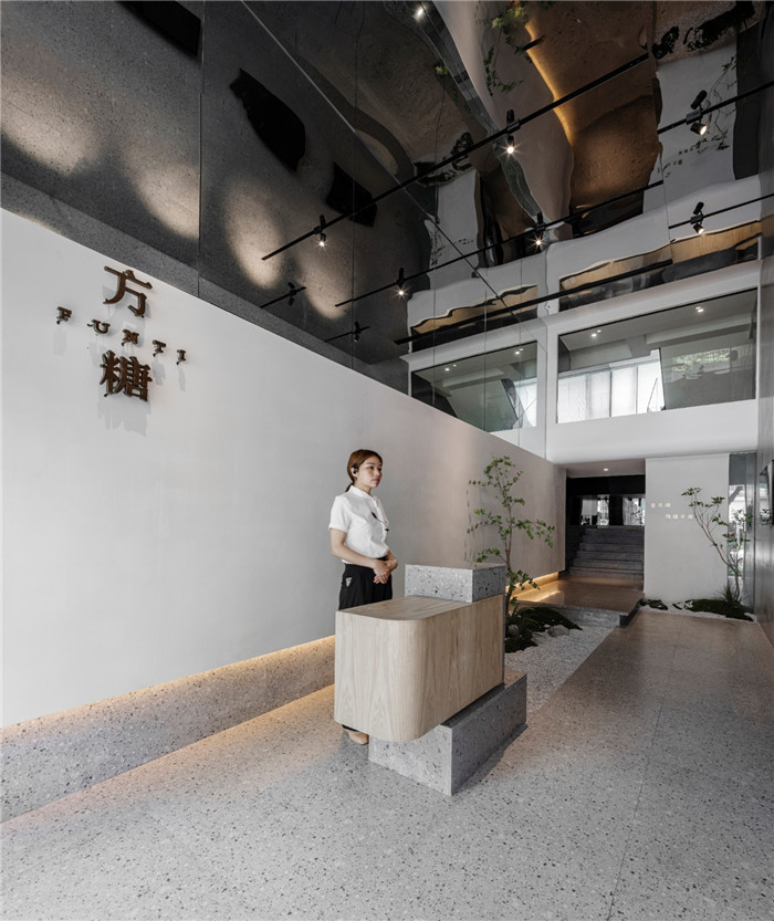 餐廳引導吧臺裝修設計-鄭州宏鈺堂分享綠色現(xiàn)代風港式茶餐廳裝修設計方案 餐廳引導吧臺裝修設計-鄭州宏鈺堂分享綠色現(xiàn)代風港式茶餐廳裝修設計方案