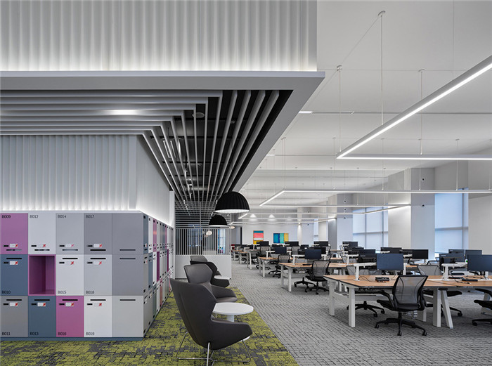 敞開辦公區(qū)裝修設(shè)計-現(xiàn)代大氣、靈動多元的恒生銀行辦公室裝修案例