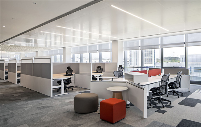 敞開辦公區(qū)裝修設(shè)計(jì)-以芯片盒子為靈感的高科技企業(yè)總部辦公樓裝修方案 敞開辦公區(qū)裝修設(shè)計(jì)-以芯片盒子為靈感的高科技企業(yè)總部辦公樓裝修方案
