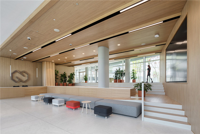 開(kāi)放靈動(dòng)的國(guó)外知名手游公司總部辦公樓裝修案例 開(kāi)放靈動(dòng)的國(guó)外知名手游公司總部辦公樓裝修案例